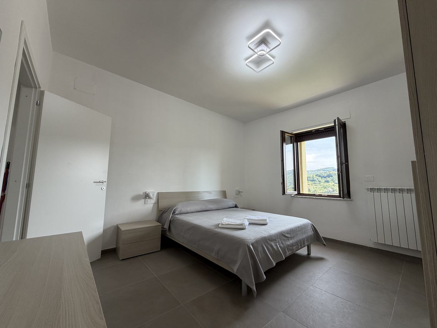 Camera con letto e vista sulla campagna