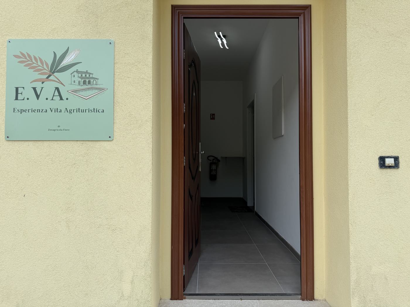 Ingresso indipendente con targa E.V.A.