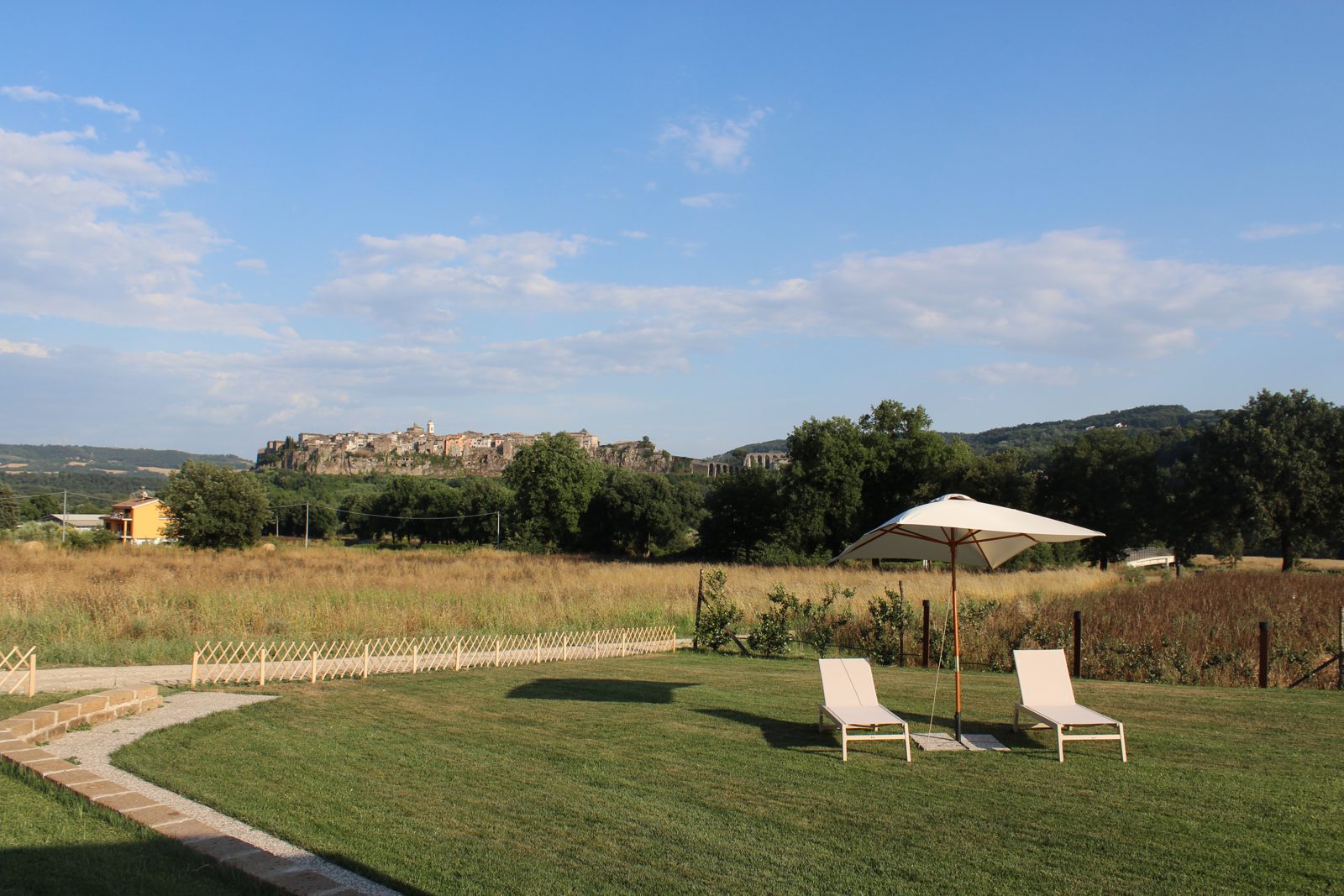 Prato con lettini e vista su Orte