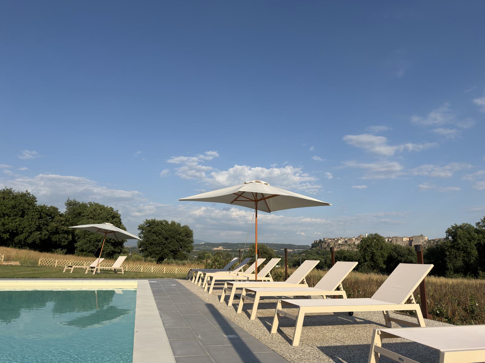 Ombrelloni e lettini a bordo piscina