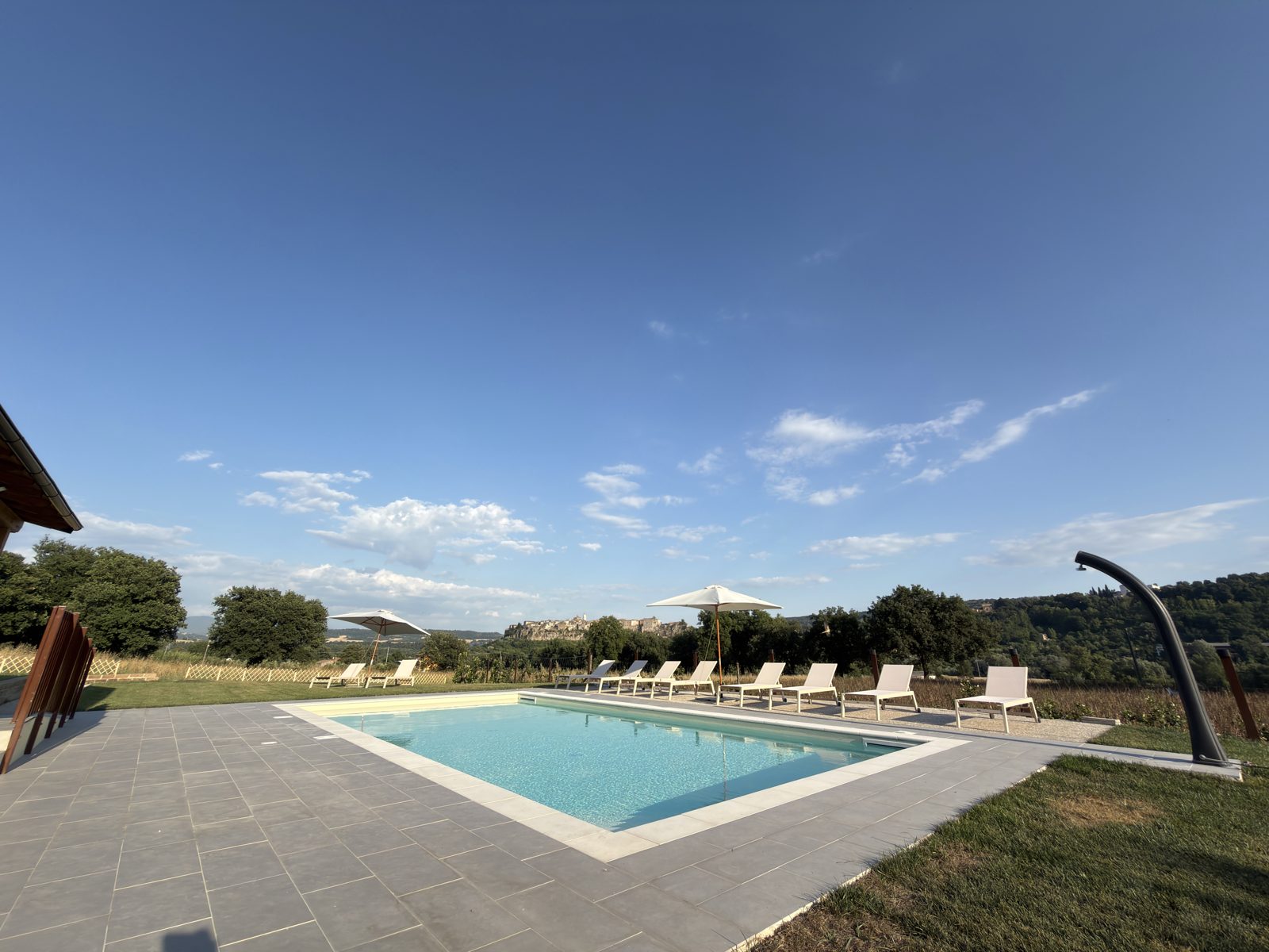 Vista panoramica sulla piscina