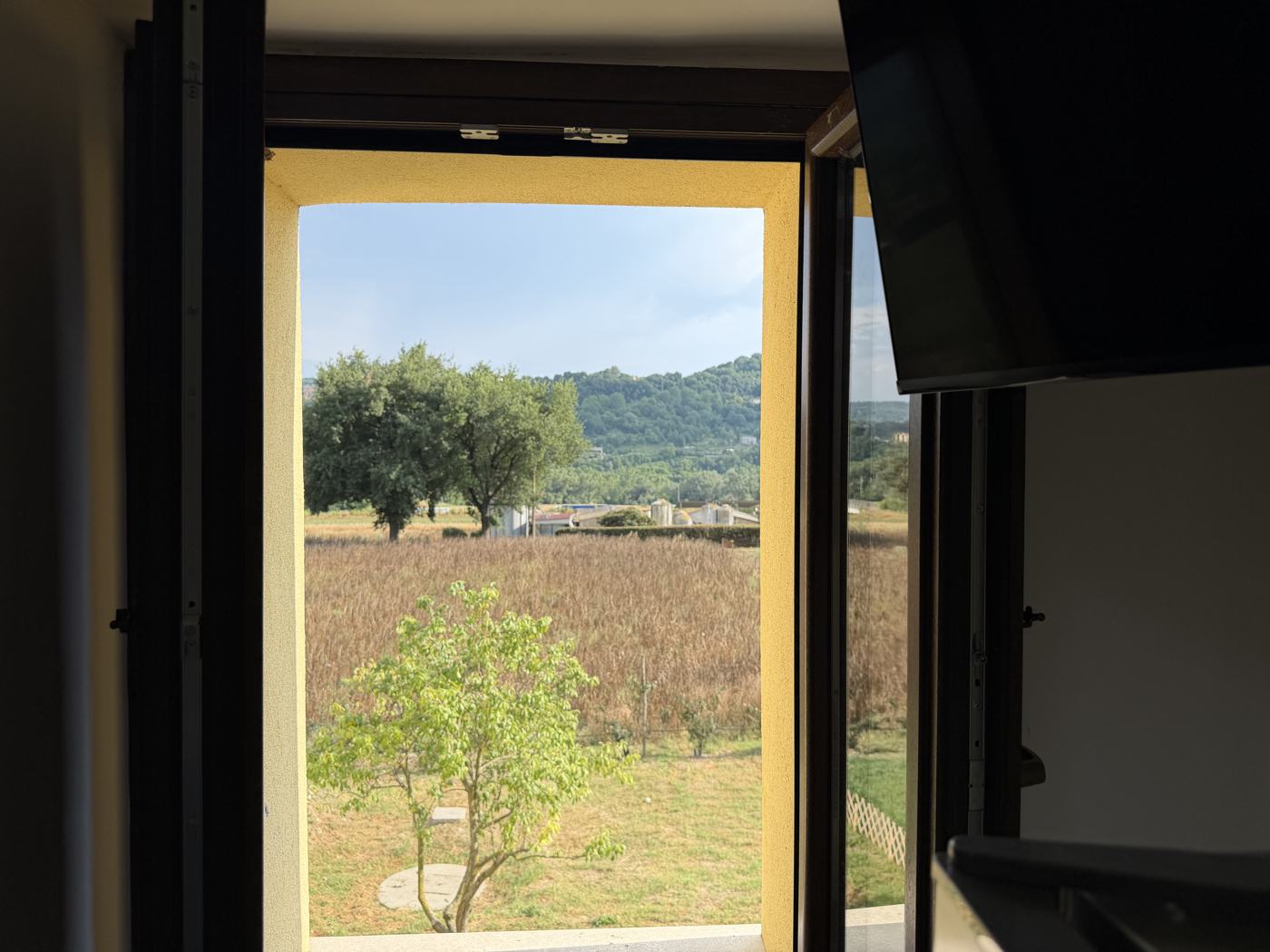 Vista sulla campagna dalla finestra